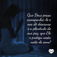 Mulher ajoelhada rezando sobre a cama