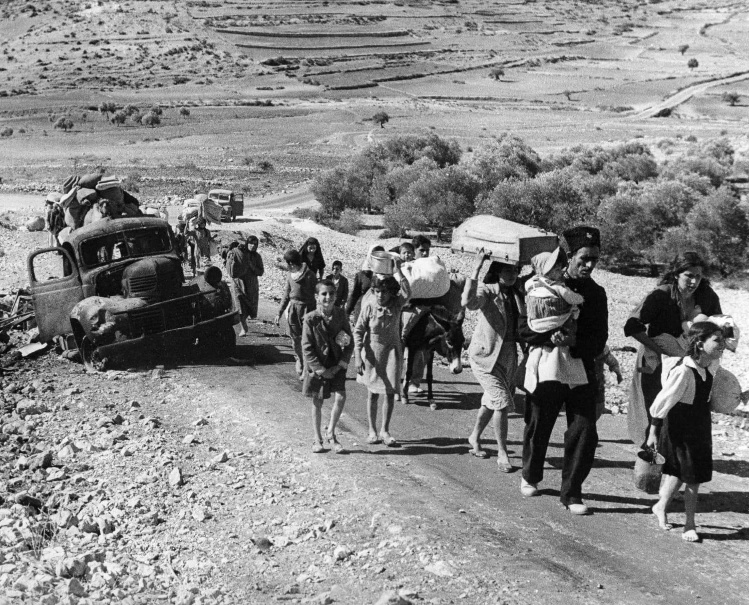 Refugiados caminhando durante o Nakba.
