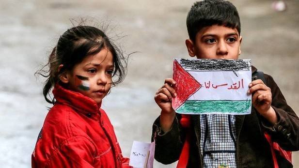 Crianças manifestando em favor da Palestina.