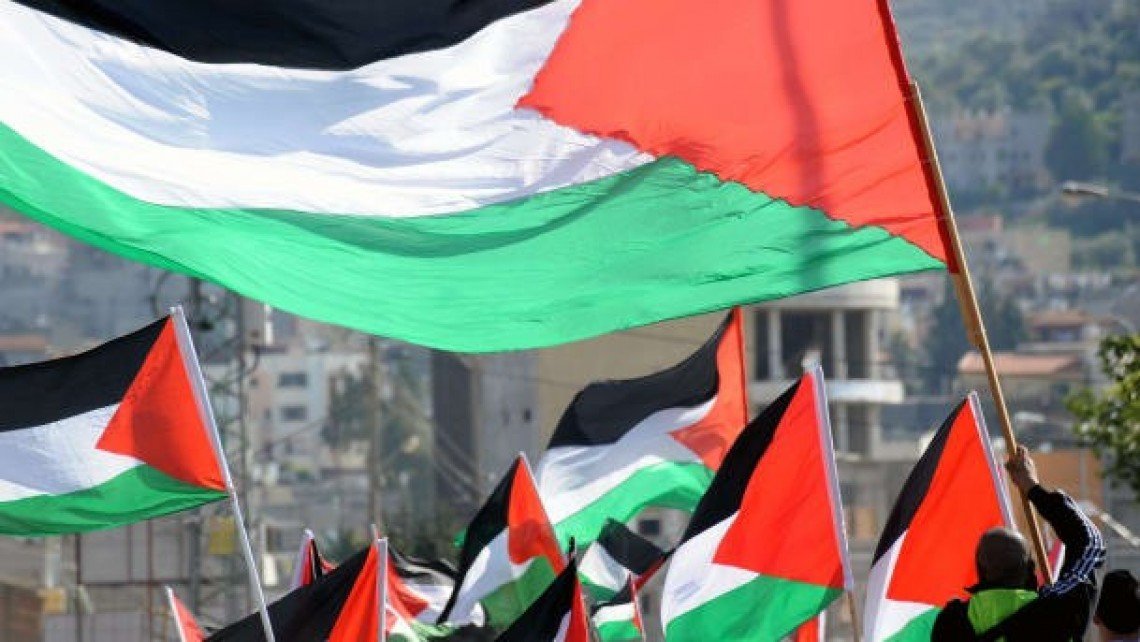 Várias bandeiras da Palestina levantadas ao vento.