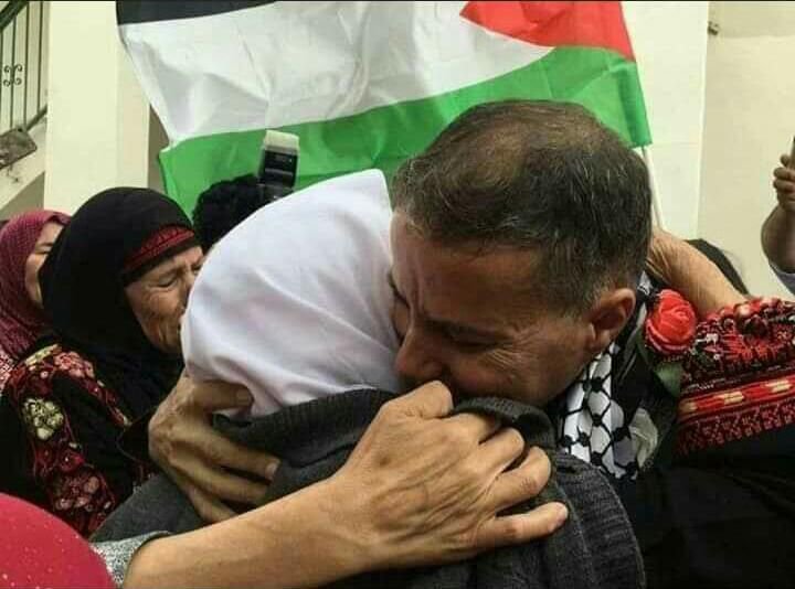 Homem abraça mulher em meio a manifestação palestina.