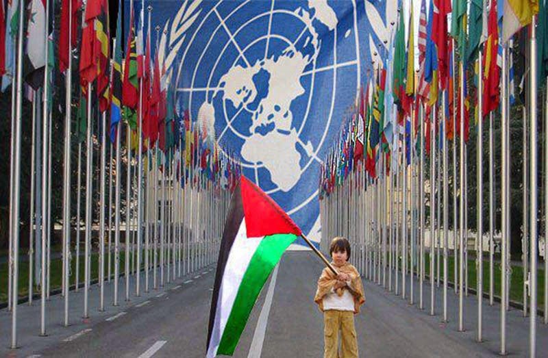 Colagem de menino segurando a bandeira da Palestina na entrada da ONU.