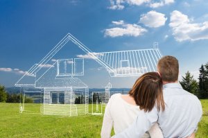 Casal olhando para terreno vazio e imaginando uma casa