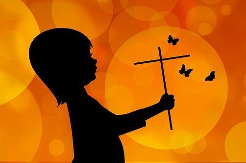 Desenho de uma criança segurando uma cruz, e borboletas voando em volta.