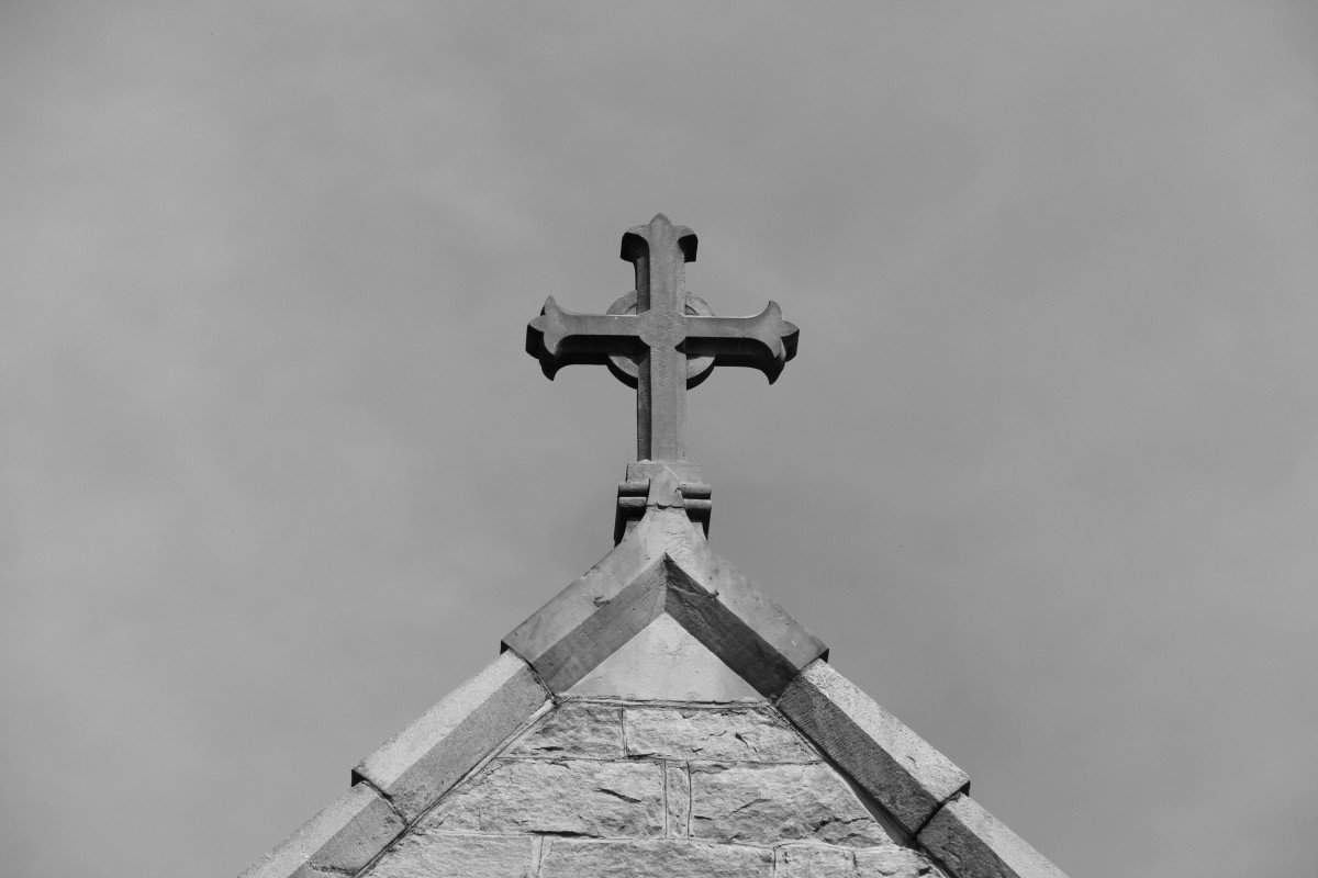 Cruz em topo de telhado