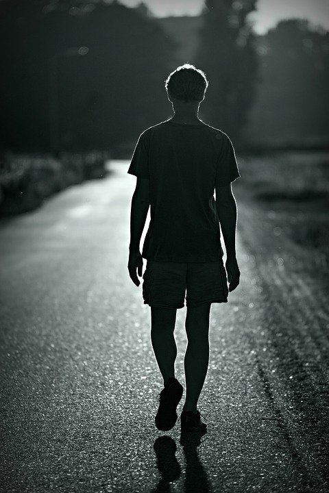 Foto de homem caminhando