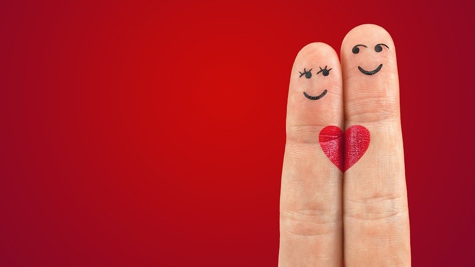 Foto de dois dedos simbolizando um casal