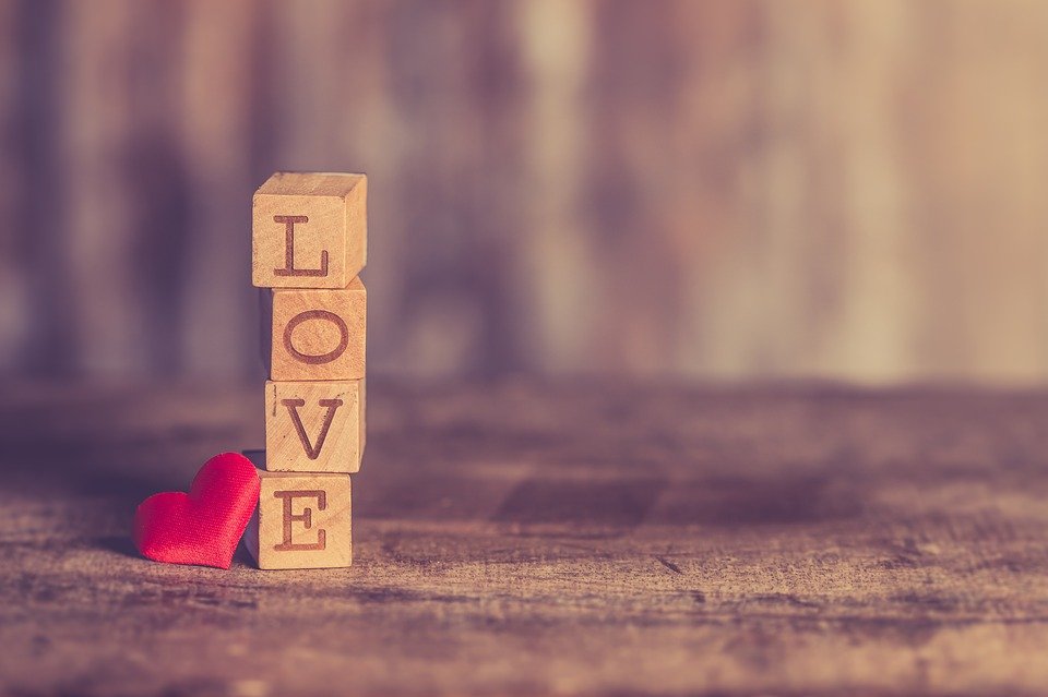 Foto de cubos de madeira formando a palavra amor