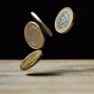Moedas de 1 real caindo sobre a mesa
