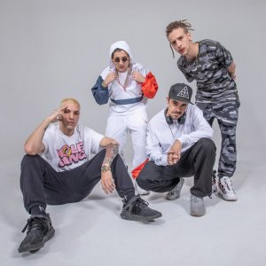 Instegrantes da banda Haikaiss com dois em pé e dois sentados