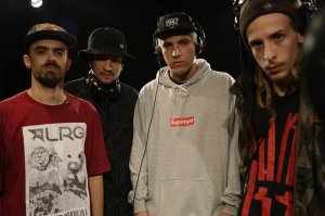 Banda Haikaiss em estúdio de gravação