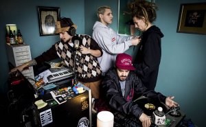 Grupo Haikaiss em sala de gravação improvisada