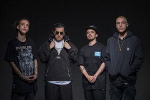 Integrantes do grupo Haikaiss em estúdio de foto