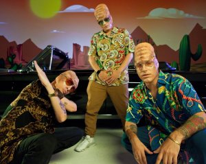 Integrantes do Haikaiss vestidos de ETs em gravação de clipe