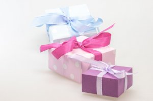 Presentes de aniversário em caixas coloridas.