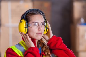 Mulher com equipamentos de segurança no trabalho.