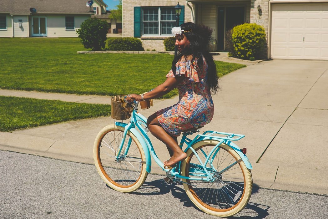 Mulher negra andando de bicicleta.
