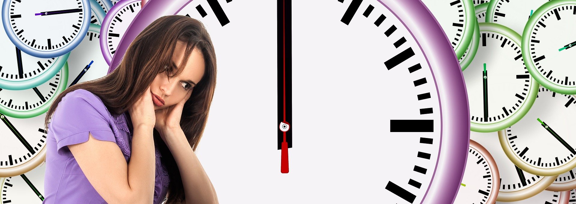 Imagem de mulher com relógios ao fundo