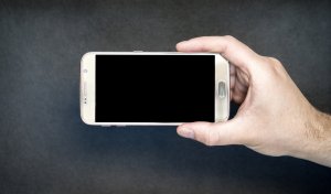 Foto de mão segurando celular