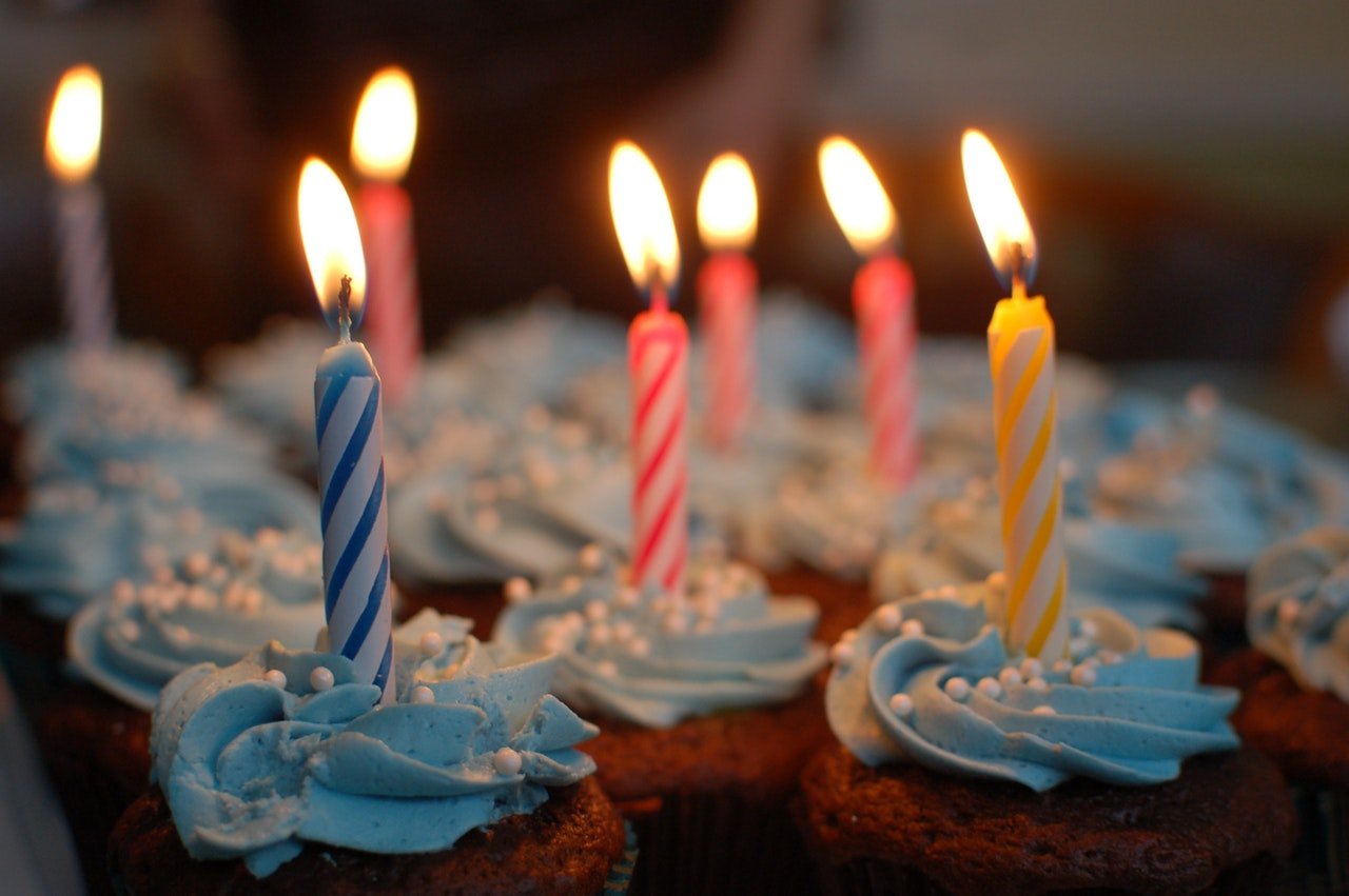 Cupcakes azuis com velinhas de aniversário