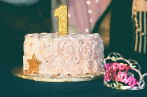 Bolo de aniversário com vela de um ano.