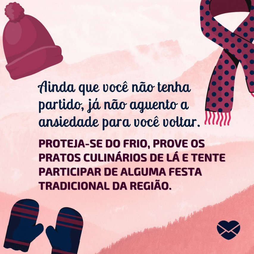 Garoto com roupa de frio e neblina em serra ao fundo
