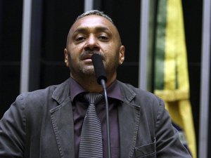 Tiririca dando um discurso como deputado.