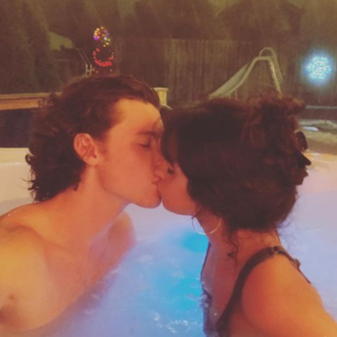 Shawn Mendes e Camila Cabello se beijando na piscina