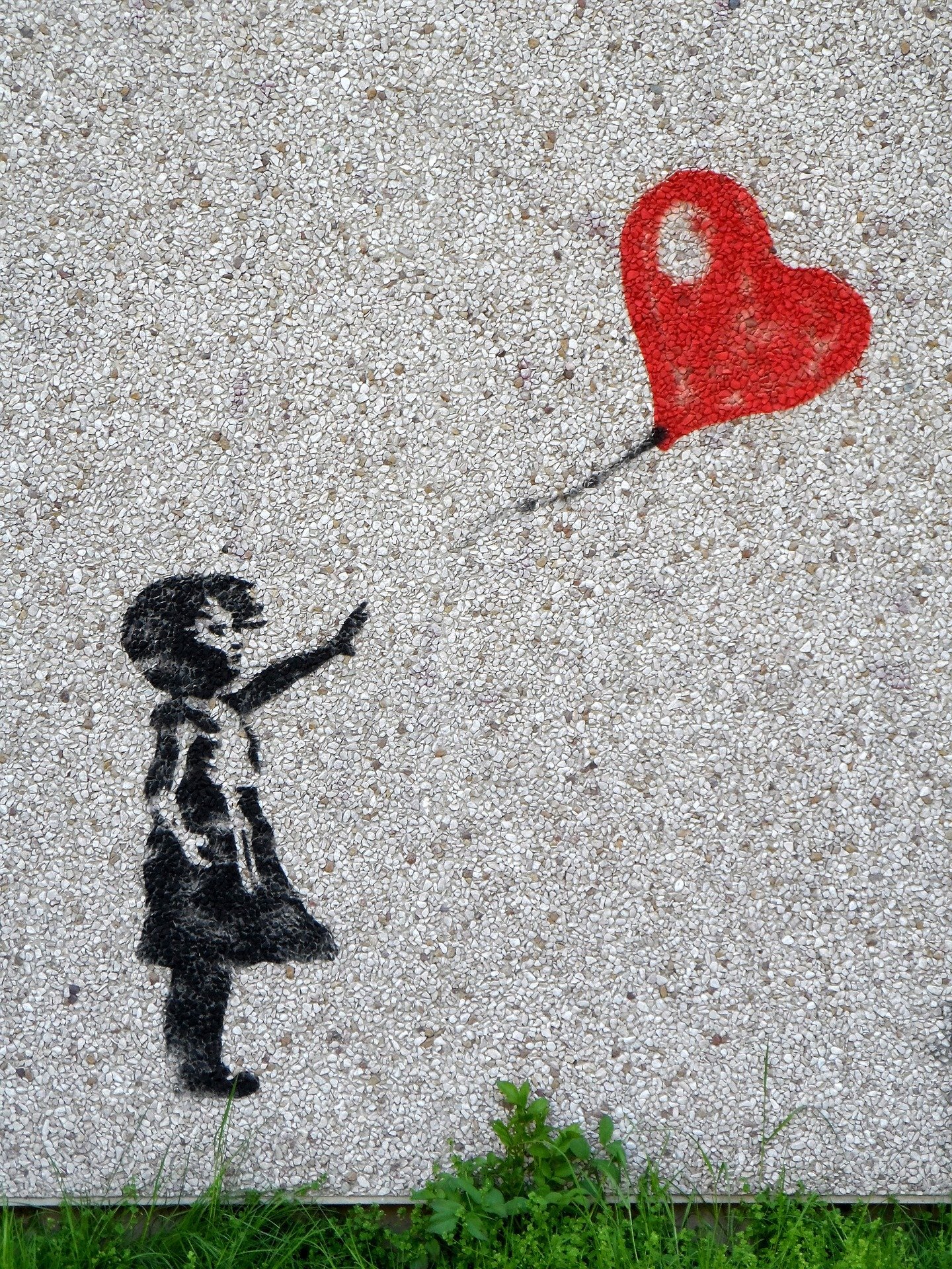 Imagem de menina e balão em formato de coração