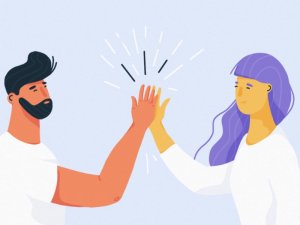 Homem e mulher fazendo um 'high five'.