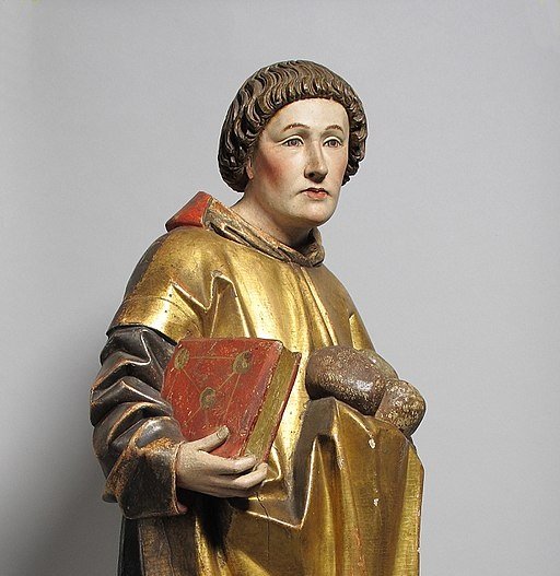Escultura de São Estevão em madeira, localizada no Museu Metropolitana de Arte, em Nova Iorque.