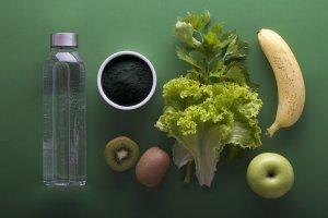 Garrafa de água, espirulina, kiwi, coentro, alface, maçã verde e banana.