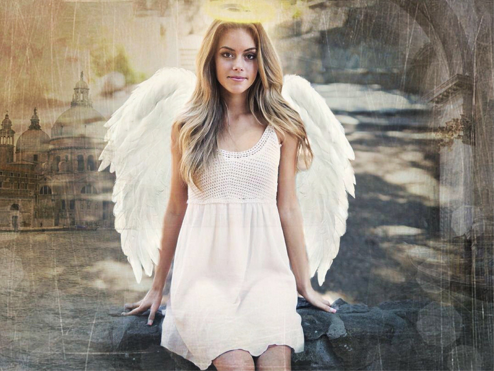 Foto de mulher vestida de anjo