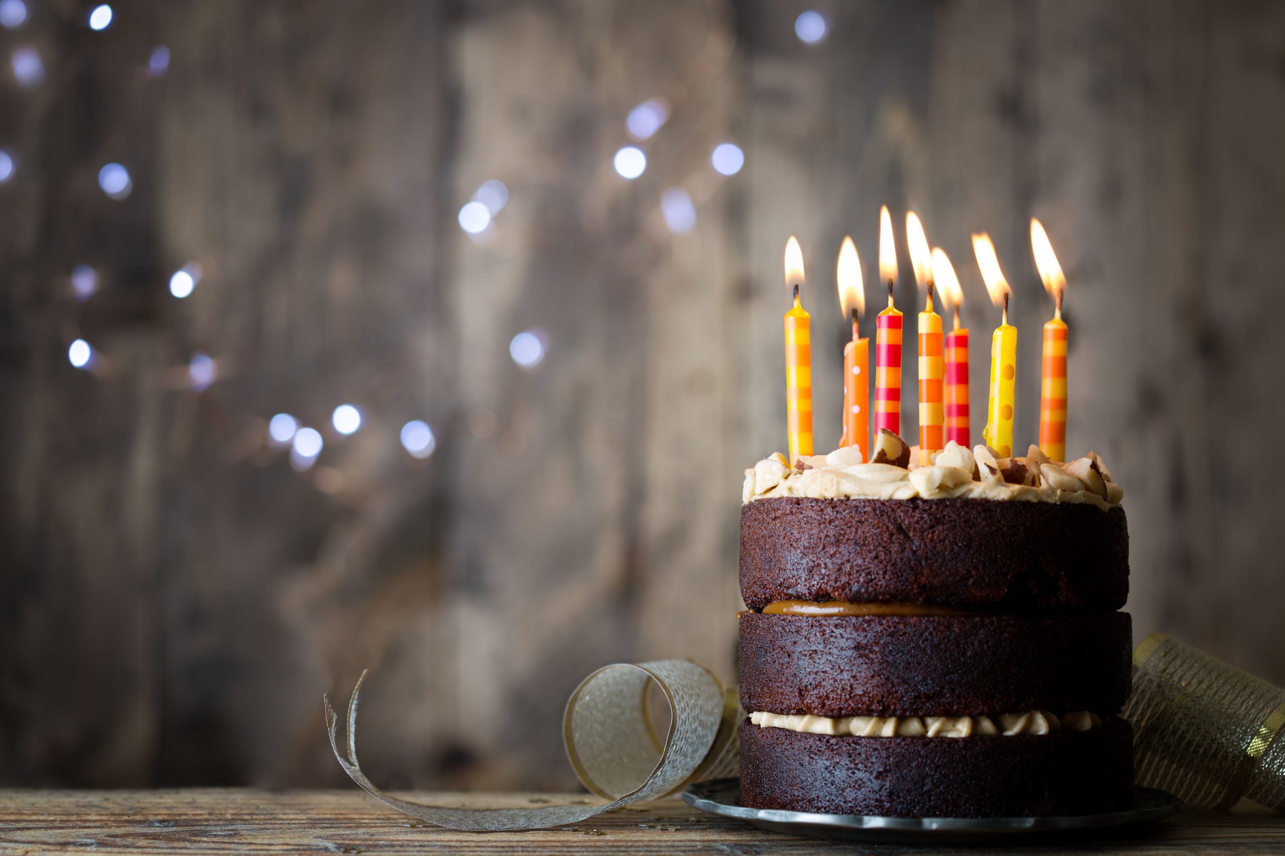 Bolo de aniversário com velas acesas.