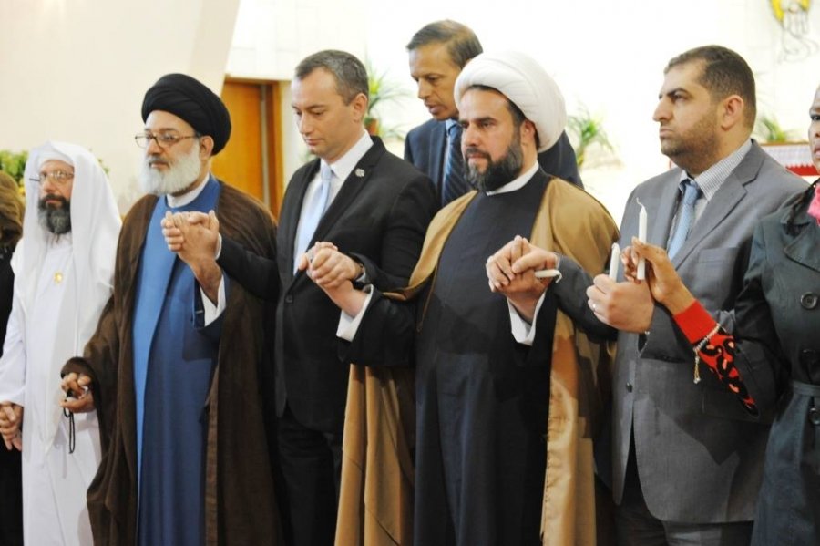 Líderes de diferentes religiões de mãos dadas em sinal de respeito.