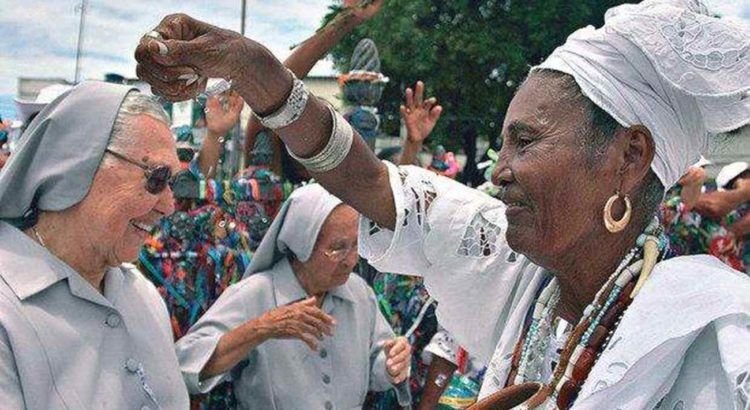 Mulher de religião de matriz africana celebra junto a freira católica.
