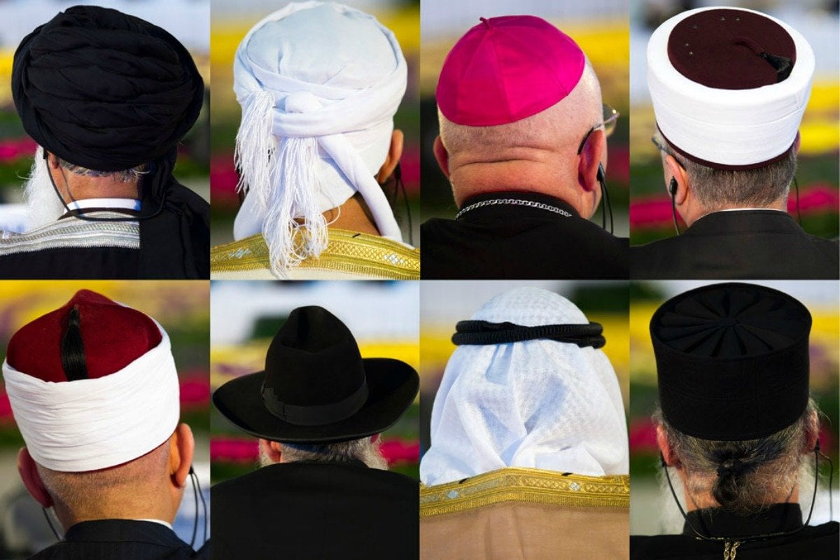 Homens vistos de costas com diferentes adereços de religiões distintas.