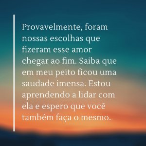 Mulher vista através de vidro com mão apoiada em frente ao rosto