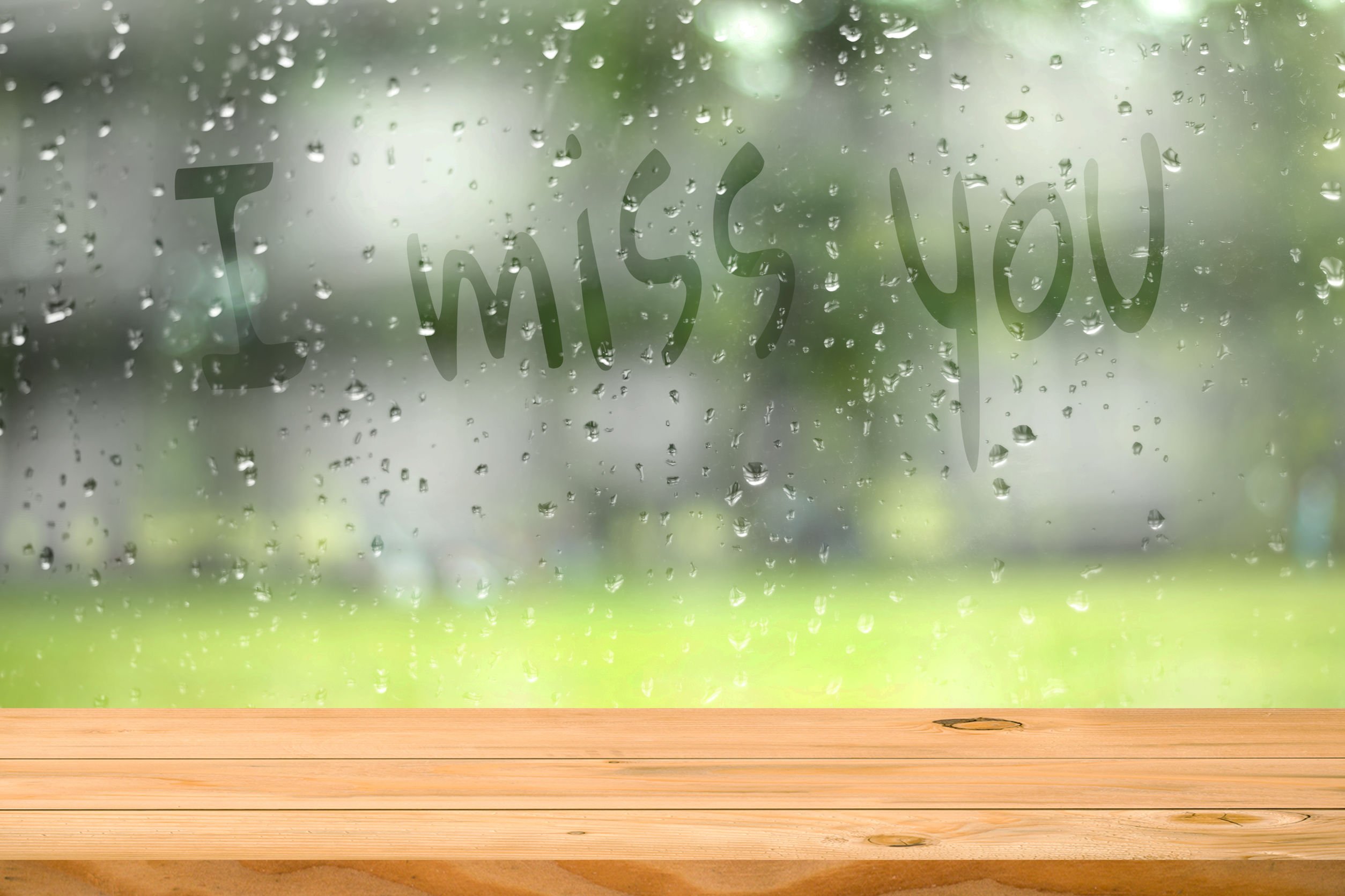 'I miss you' escrito no vapor do vidro.