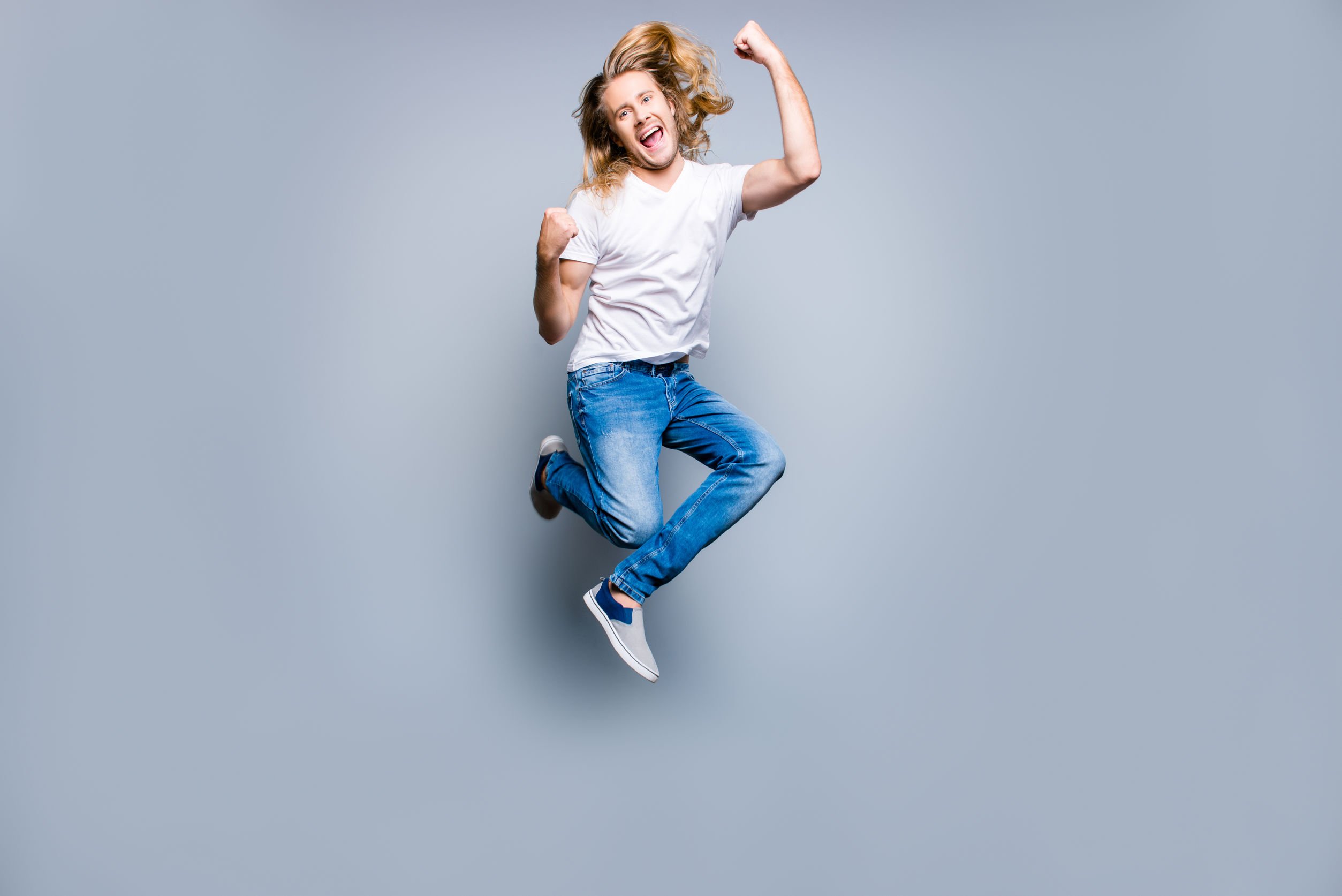 Foto de pessoa pulando feliz