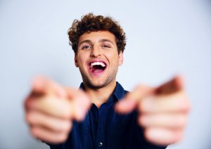 Foto de homem rindo e apontando