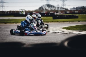 Competidores em corrida automobilística