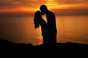 Imagem de casal se beijando