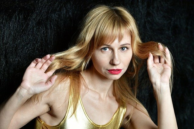 Mulher penteando seu próprio cabelo