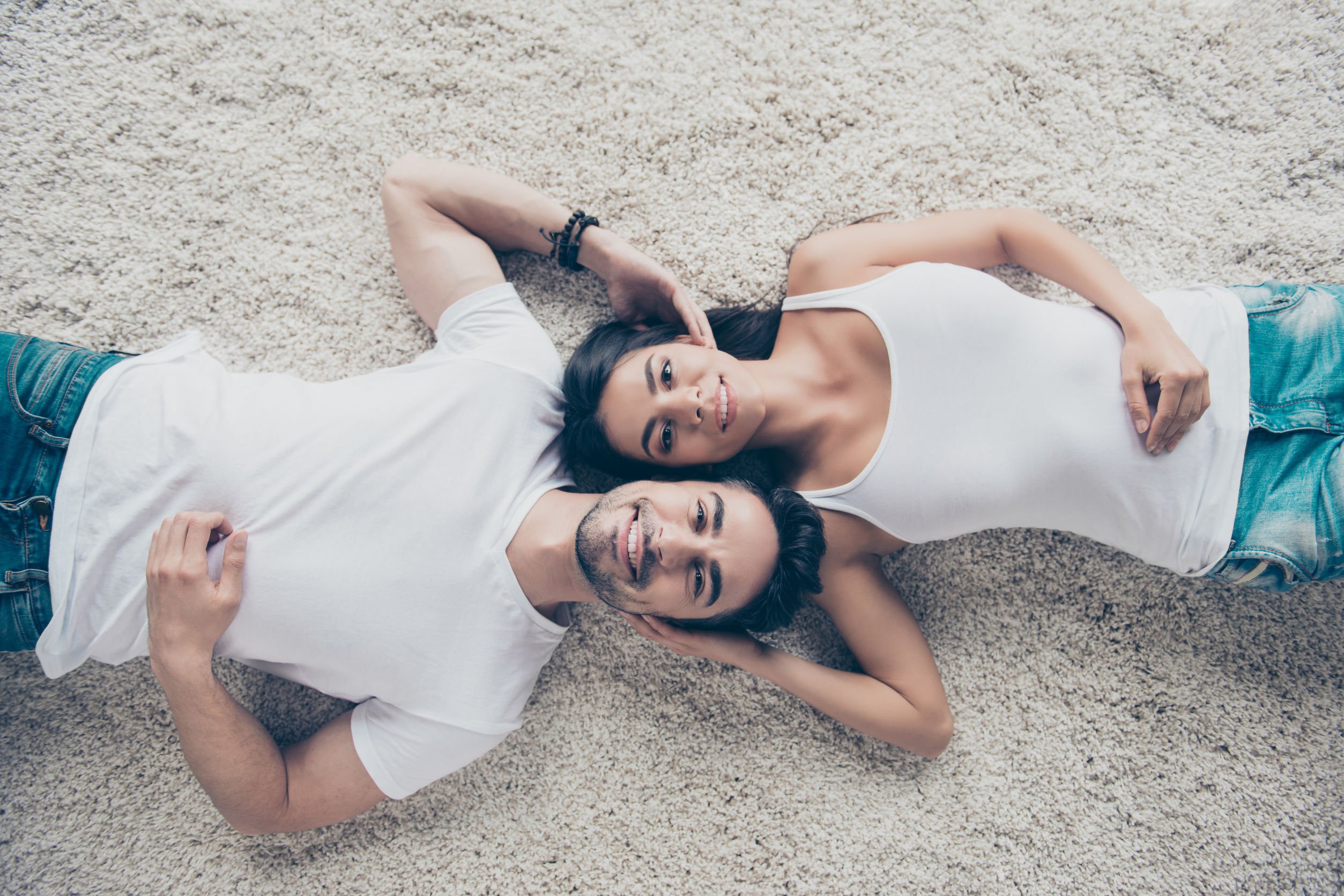 Foto de casal deitado em tapete