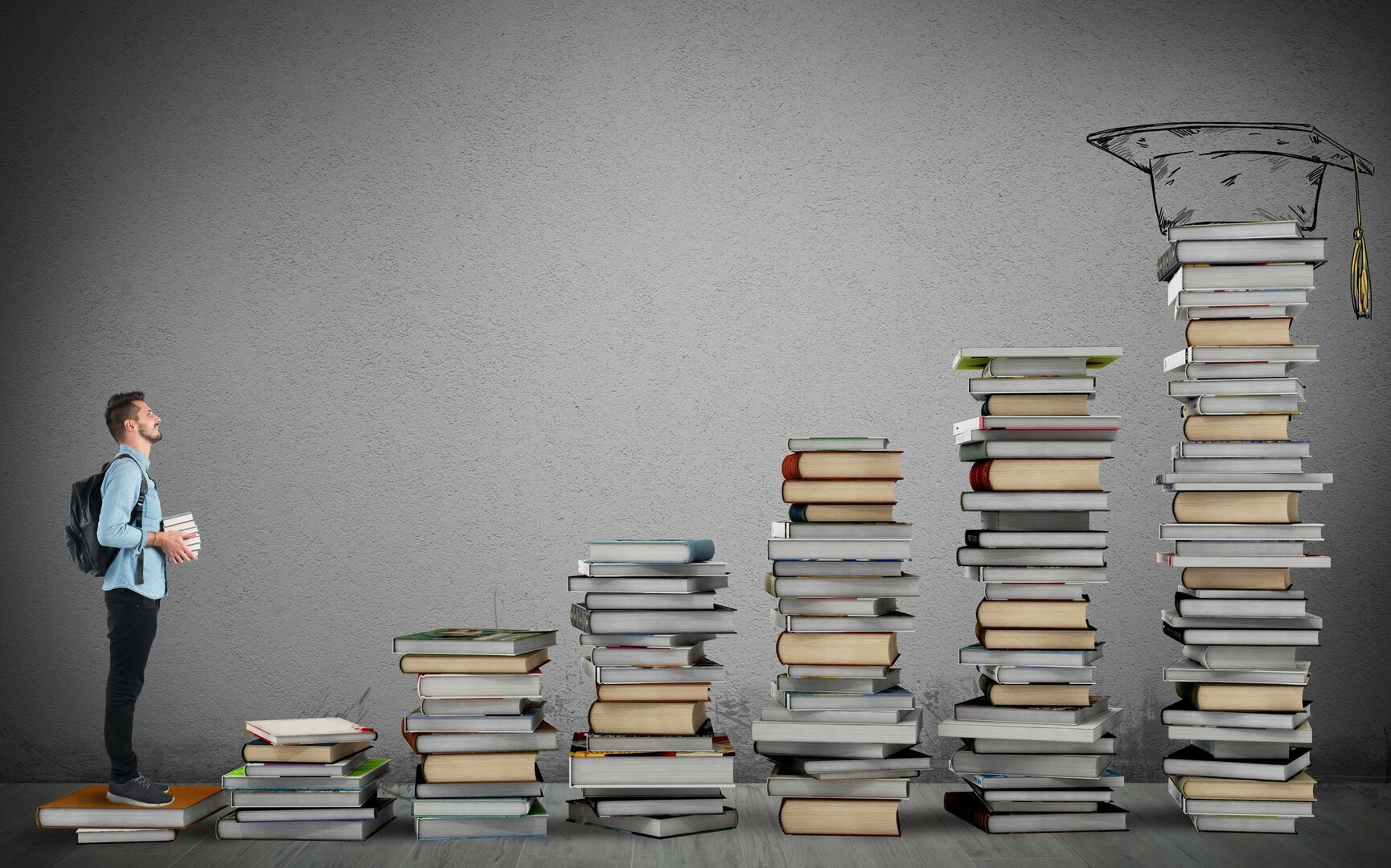 Imagem de homem e uma escada de livros