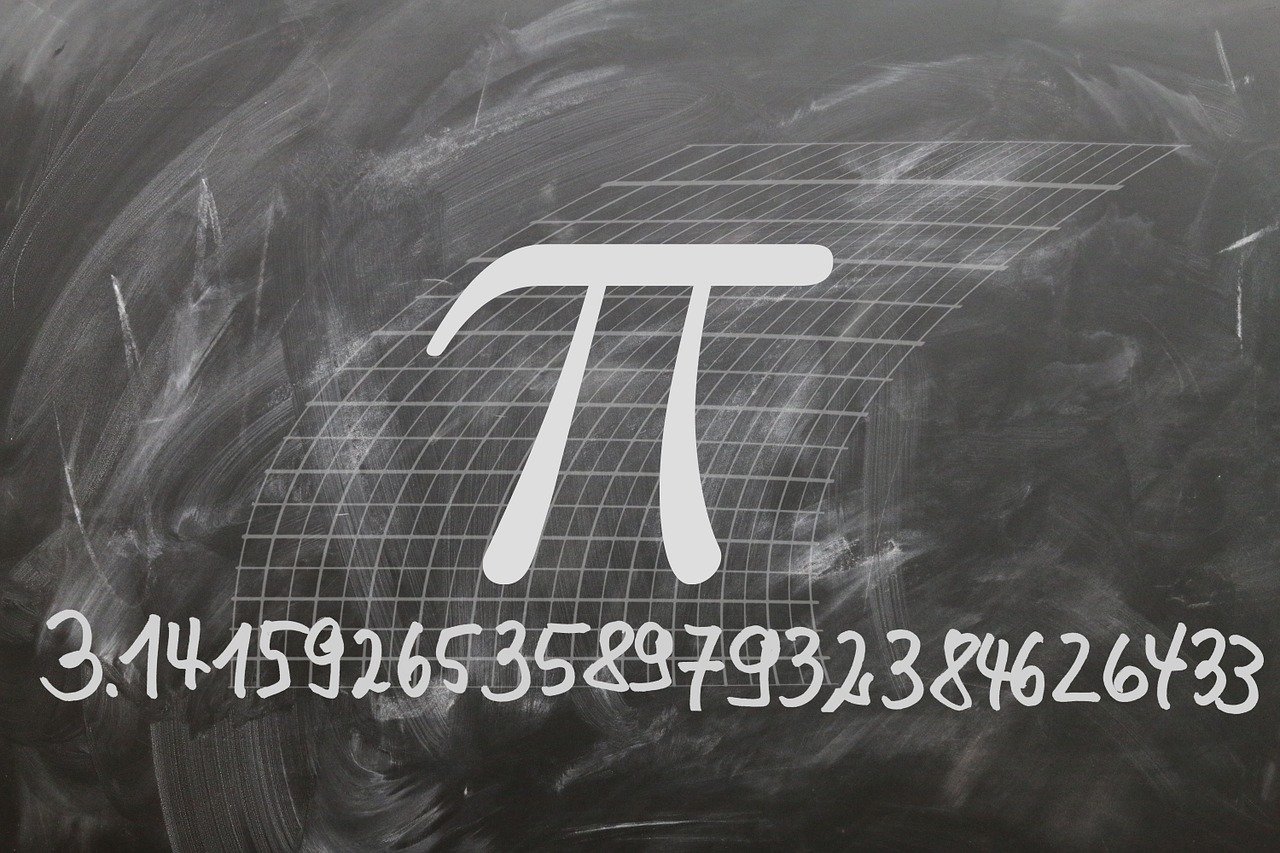 π (pi) escrito em um quadro negro com seu valor numérico abaixo.