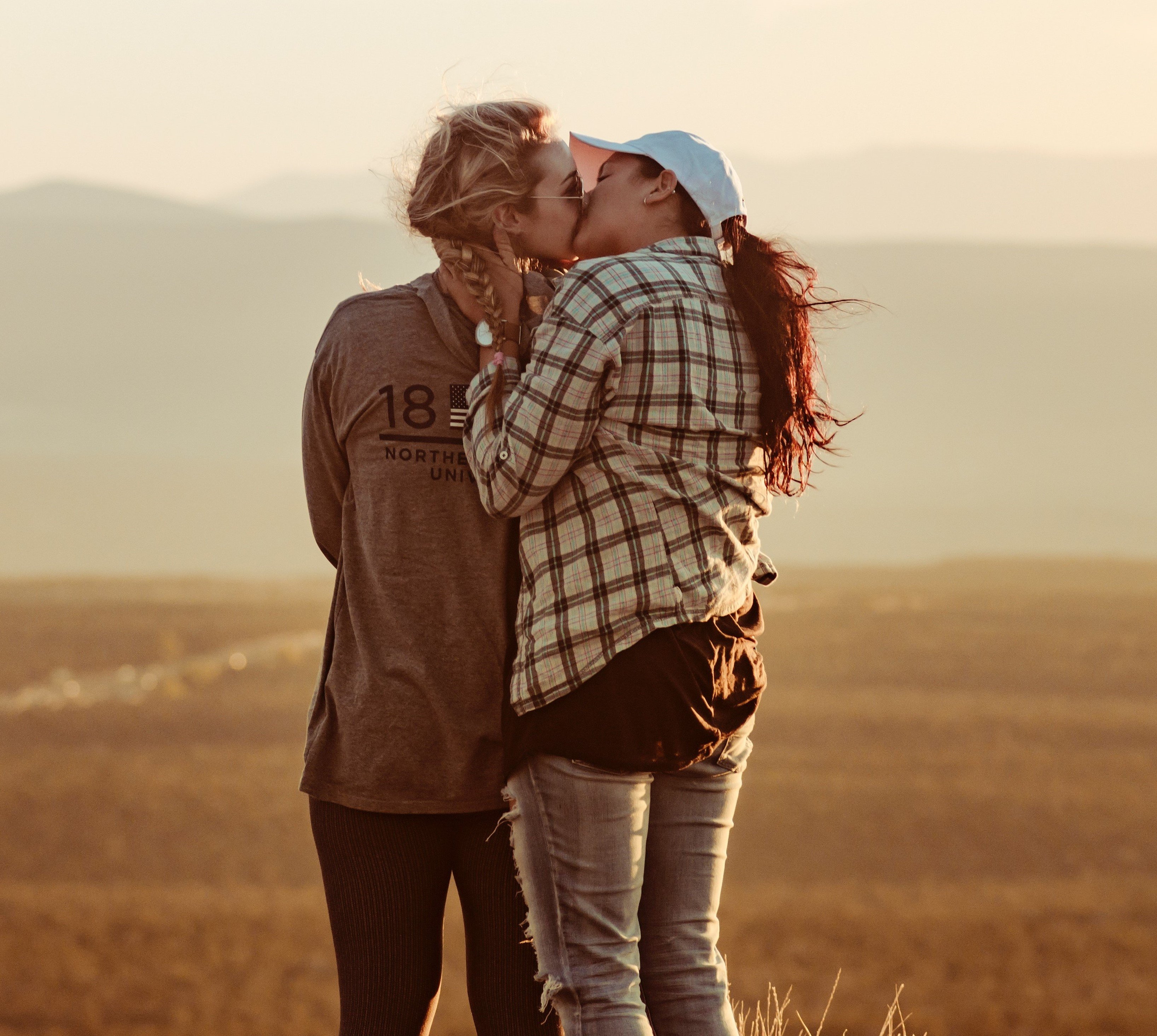 Mulheres se beijando em um campo