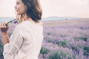 Mulher em campo de flores.