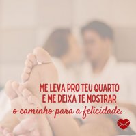 Casal na cama com homem em cima da mulher em preto e branco